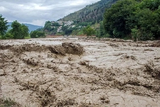 انسداد محور مواصلاتی راز بر اثر سیلاب؛ امدادرسانی به منازل دچار آب‌گرفتگی در خراسان شمالی ادامه دارد