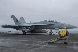 توقف پشتیبانی از رایانه کنترل تسلیحات جنگنده F/A-18 سوپر هورنت آمریکا