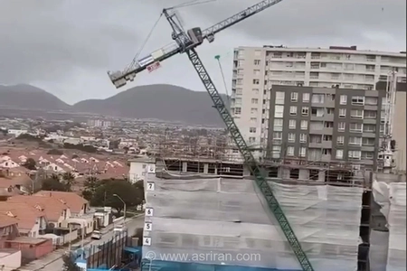 سقوط هولناک جرثقیل در شیلی بر اثر باد و باران