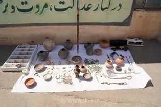 انهدام شبکه سازمان‌یافته قاچاق عتیقه در نقده؛ کشف بیش از ۱۰۰ اثر تاریخی پیش از خروج از کشور