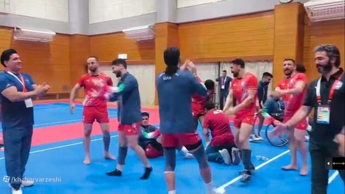 رقص شادی کبدی‌کاران ایرانی پس از صعود به جمع چهار تیم برتر