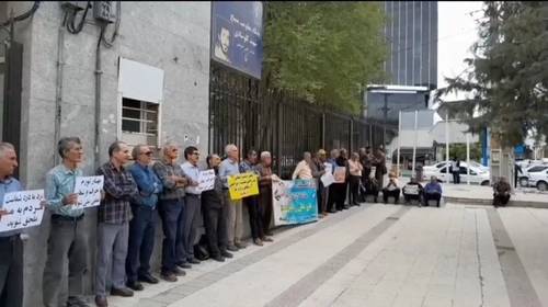 تجمع بازنشستگان کرمانشاه مقابل تامین اجتماعی برای پیگیری مطالبات