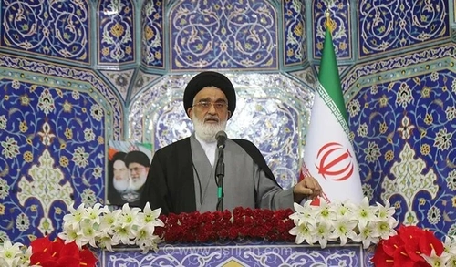 امام جمعه قم: گوشی همراه، سنگر دفاعی در برابر تهدیدات دشمن