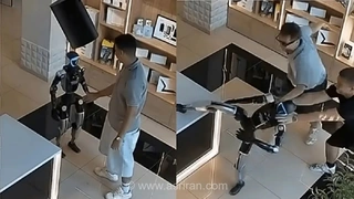 واکنش عجیب ربات انسان‌نما به مشتری در یک فروشگاه روسیه