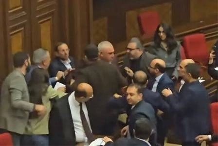 درگیری فیزیکی در پارلمان ارمنستان؛ جلسه به زد و خورد کشید