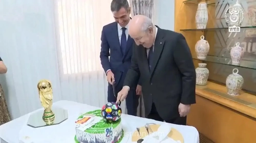جشن قهرمانی جام جهانی ۲۰۲۶ در قلب الجزایر؛ رئیس‌جمهور این کشور و نخست‌وزیر اسپانیا کیک را بریدند