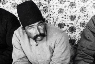 جلال‌الملک، حبیب‌الله خان و دیگران در حال «بادمجان پوست کندن»؛ 135 سال قبل(عکس)