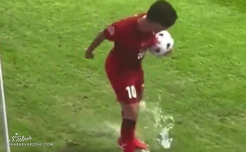 آردا گولر در بازی ترکیه و فرانسه تشنه شد و از هواداران آب خواست