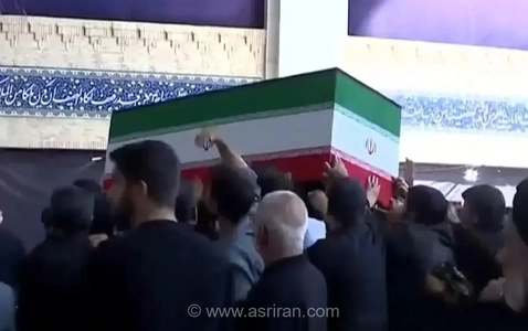 لحظات خروج پیکر رهبر شهید انقلاب پس از اقامه نماز از مصلی