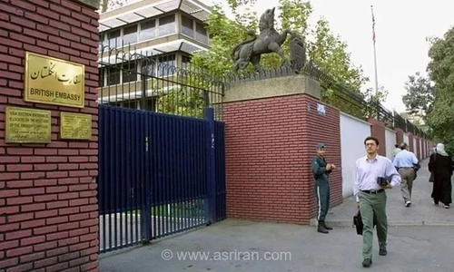 خروج موقت دیپلمات‌های انگلیسی از تهران؛ لندن نسبت به تشدید تنش‌های منطقه‌ای و اختلال در پروازها هشدار داد