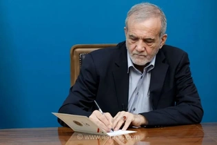 پزشکیان: پرچمی که قائد شهید برای برافراشته ماندنش مجاهدت کرد بر زمین نخواهد ماند