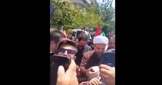 حضور حجت الاسلام محمدی گلپایگانی داماد رهبر شهید انقلاب و پدر زهرای ۱۴ ماهه در مراسم تشییع خانواده