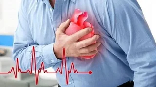 نشانه‌های سکته قلبی: از درد قفسه سینه تا تعریق سرد