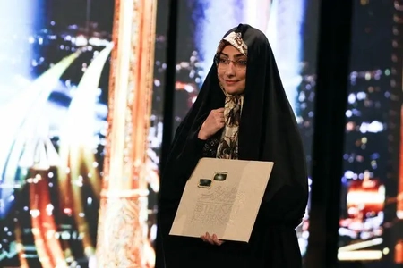 برنده بهترین مستند جشنواره فیلم کوتاه تهران جایزه خود را به رهبر شهید تقدیم کرد