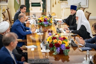 تحکیم روابط دیپلماتیک؛ سفیر ایران پیام رهبر معظم انقلاب را به اسقف اعظم روسیه تقدیم کرد