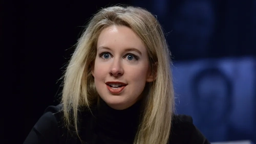 گروهی از حامیان الیزابت هولمز از بنیانگذار متهم Theranos در اکران مستند «شما همه چیز را می‌بینید» دفاع می‌کنند