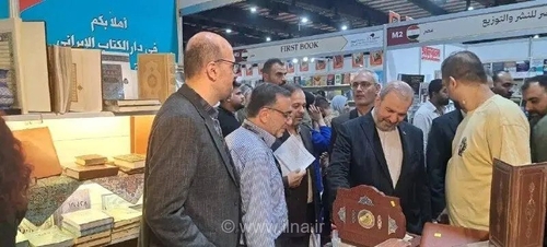 سفیر ایران در بغداد از غرفه کتاب و ادبیات ایران در نمایشگاه بین‌المللی بازدید کرد