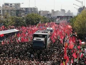 عزاداری زائران در کنار خودرو حامل پیکر رهبر شهید انقلاب