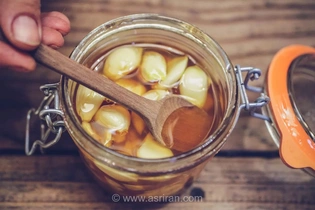 فواید سیر و عسل: خواص، مصرف و عوارض احتمالی