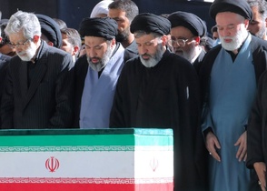 حضور سه فرزند رهبر شهید در مراسم امروز مصلی؛ برادران رهبر انقلاب بر پیکر پدر نماز خواندند
