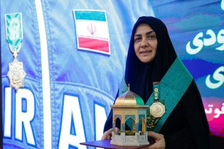 اهدای مدال طلای فوتسال بانوان به موزه آستان قدس رضوی