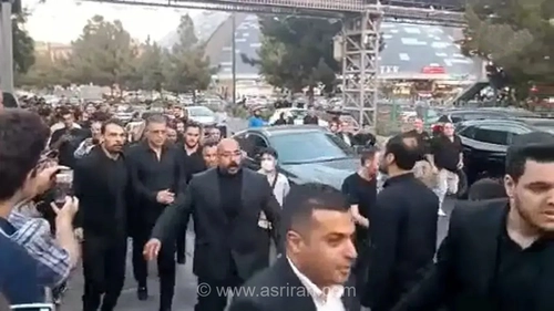 حواشی پرشور مراسم بزرگداشت اکبر عبدی؛ هجوم هواداران برای دیدار با علی دایی در حاشیه این رویداد