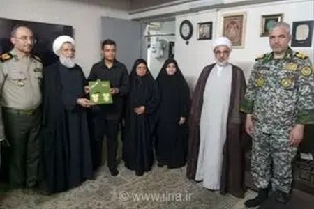 دیدار رئیس سازمان عقیدتی سیاسی ارتش با خانواده شهدای پدافند هوایی