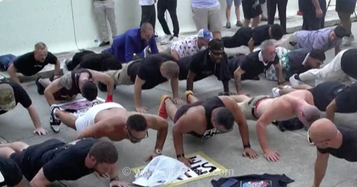تجمع هواداران اندرو و تریستان تیت در میامی پیش از جلسه رسیدگی به قرار وثیقه