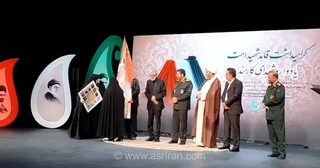 تجلیل از مادر شهید والامقام که ۸ عضو خانواده‌اش را در جنگ از دست داد