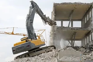 واژگونی بیل مکانیکی در کیانپارس اهواز/ یک کارگر مصدوم شد