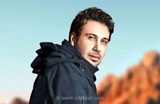 محسن چاوشی ۱۸۰۰ بسته نوشت‌افزار به دانش‌آموزان جنوب اهدا کرد
