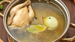 نگهداری آب مرغ: چه مدت در یخچال و فریزر سالم می‌ماند؟