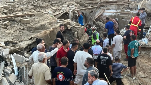تلاش نفس‌گیر امدادگران در قشم برای نجات سه عضو خانواده گرفتار زیر آوار در محله چاه‌تنگو