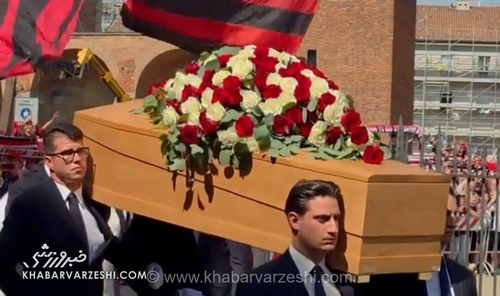 وداع باشکوه هواداران میلان با اسطوره؛ تصاویر لحظه ورود تابوت فرانکو بارزی به کلیسا در میان تشویق‌های بی‌پایان
