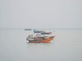 عمان ۲۵ خدمه از یک کشتی نفتی در تنگه هرمز نجات داد