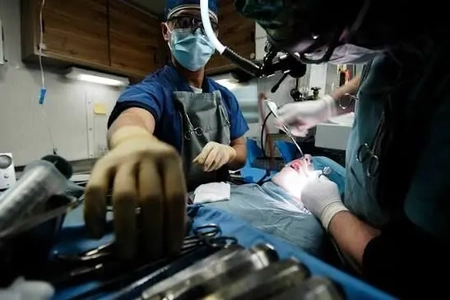 عمل جراحی تعویض همزمان دو مفصل فک در استان مرکزی برای نخستین بار