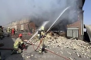 مصدومیت شدید آتش‌نشان در جریان مهار حریق گسترده سوله مواد پلاستیکی در شهرک صنعتی عباس‌آباد