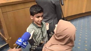 دیدار سخنگوی دولت با کودک بازمانده از حمله آمریکا به مدرسه میناب؛ انتقام حق مردم است