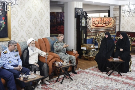 دیدار فرمانده ارتش با خانواده شهید نصیرزاده در هفته دفاع مقدس