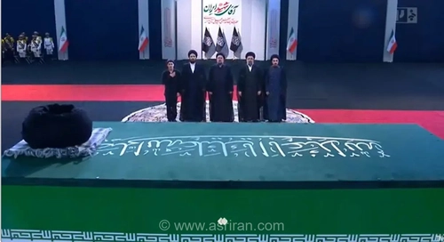 چرا حسن خمینی قبل از پایان تلاوت آیات قرآن از جایگاه خارج شد؟ / آیه‌ای که برای خانواده امام خوانده شد چه بود؟ (+فیلم)