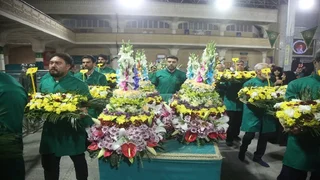 گل‌آرایی ضریح مطهر فاطمه معصومه (س) در آستانه ولادت زینب کبری
