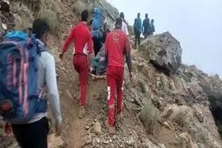 ۲۸ ساعت تلاش برای نجات کوهنورد مصدوم در علم‌کوه