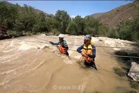 تلاش بی‌وقفه امدادگران برای یافتن پیکر پدر و پسر غرق‌شده در رودخانه خروشان هراز پس از ۴ روز