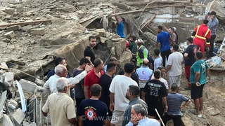 تلاش نفس‌گیر امدادگران در قشم برای نجات سه عضو خانواده گرفتار زیر آوار در محله چاه‌تنگو