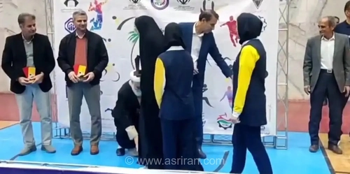 حاشیه جنجالی در مسابقات والیبال طبس: اقدام غیرمنتظره امام جمعه هنگام اهدای جوایز به داوران زن