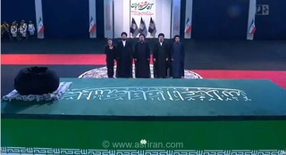 چرا حسن خمینی قبل از پایان تلاوت آیات قرآن از جایگاه خارج شد؟ / آیه‌ای که برای خانواده امام خوانده شد چه بود؟ (+فیلم)