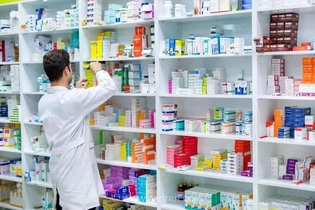 داروخانه‌ها با مشکل تامین دارو مواجه شدند/ نقدینگی کافی برای خرید وجود ندارد