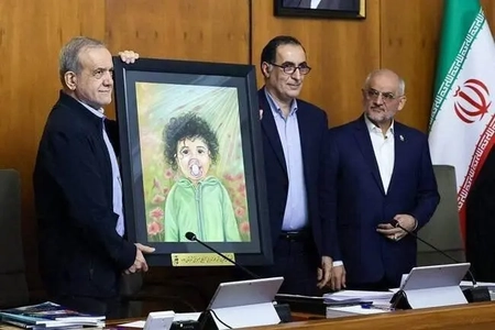 تصویر شهیده آوینا برزگر در جلسه هیئت دولت اهدا شد