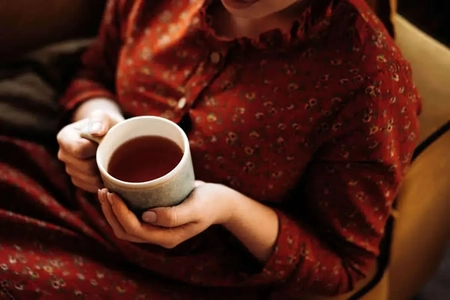 راهکار ساده برای خواب عمیق‌تر: دمنوش گیاهی و دوری از موبایل
