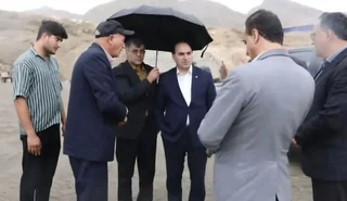 رفتار مدیرکل صنعت، معدن و تجارت آذربایجان غربی در باران جنجال‌برانگیز شد